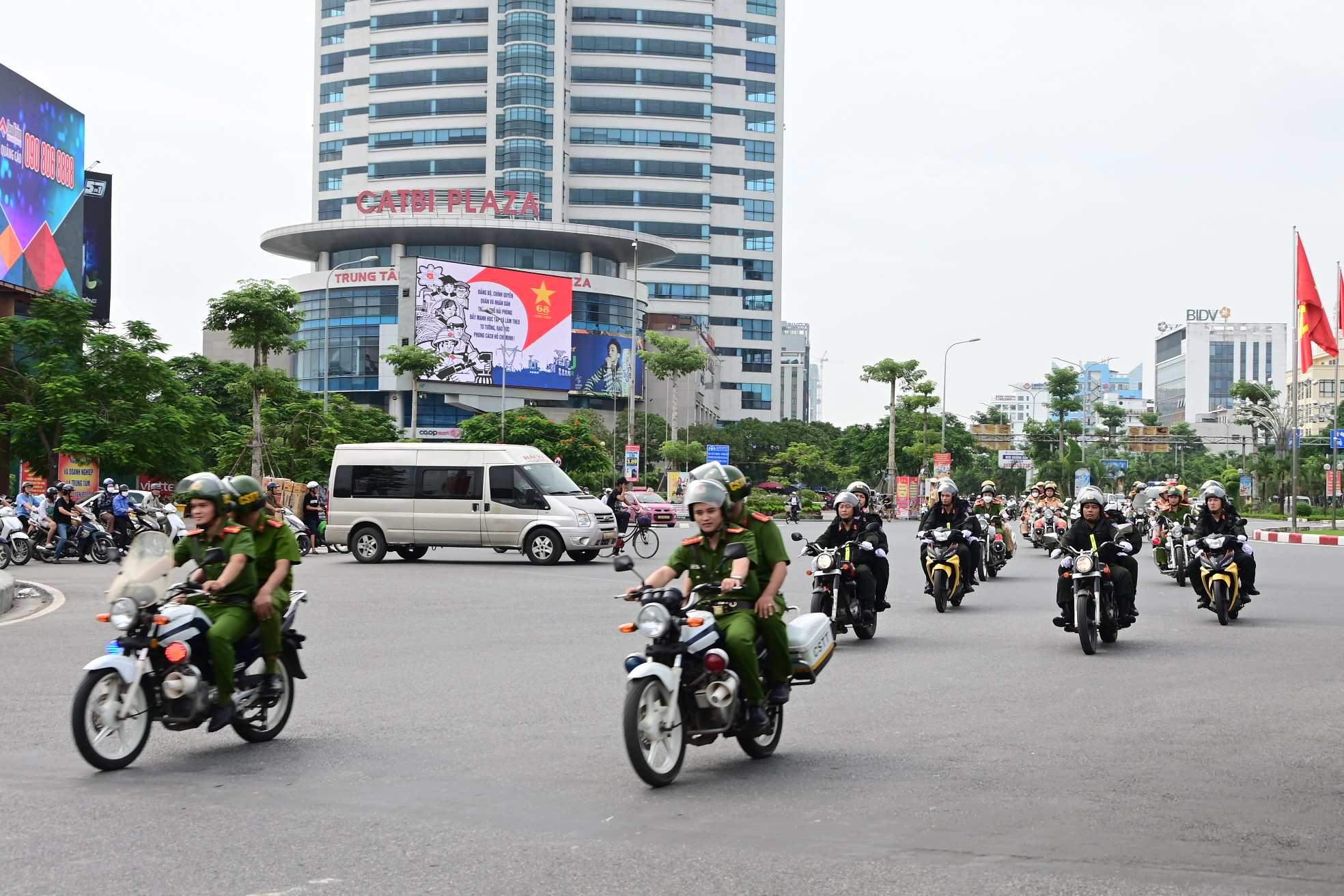 Người dân cảm ơn Đội Cảnh sát 113, Phòng Cảnh sát QLHC về TTXH